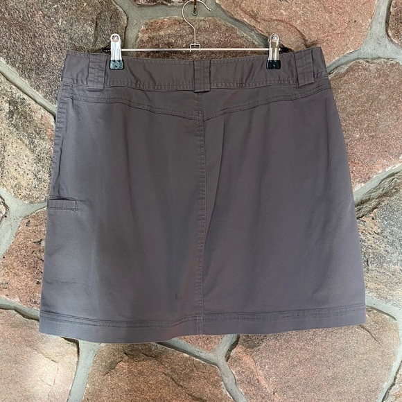Cute cotton blend grey mini skirt with useful pockets. - Picture 2 of 5